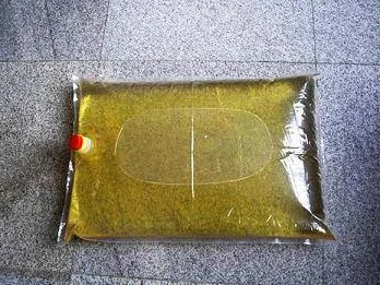 食用油を入れた包装の写真